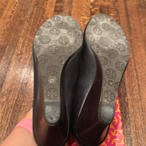 Toy Burch Sally wedge peep toe Navy leather low heel - Picture 5 of 7